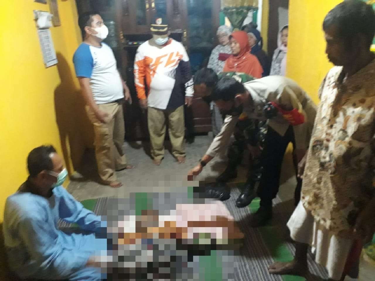 Polisi dan petugas medis memeriksa jenazah Paitun. (Foto:Istimewa)