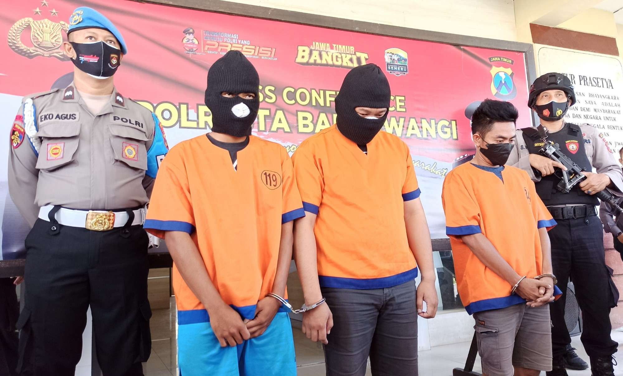 Tiga tersangka kasus pemalsuan surat keterangan negatif hasil swab antigen palsu. (Foto: Muh Hujaini/Ngopibareng.id)