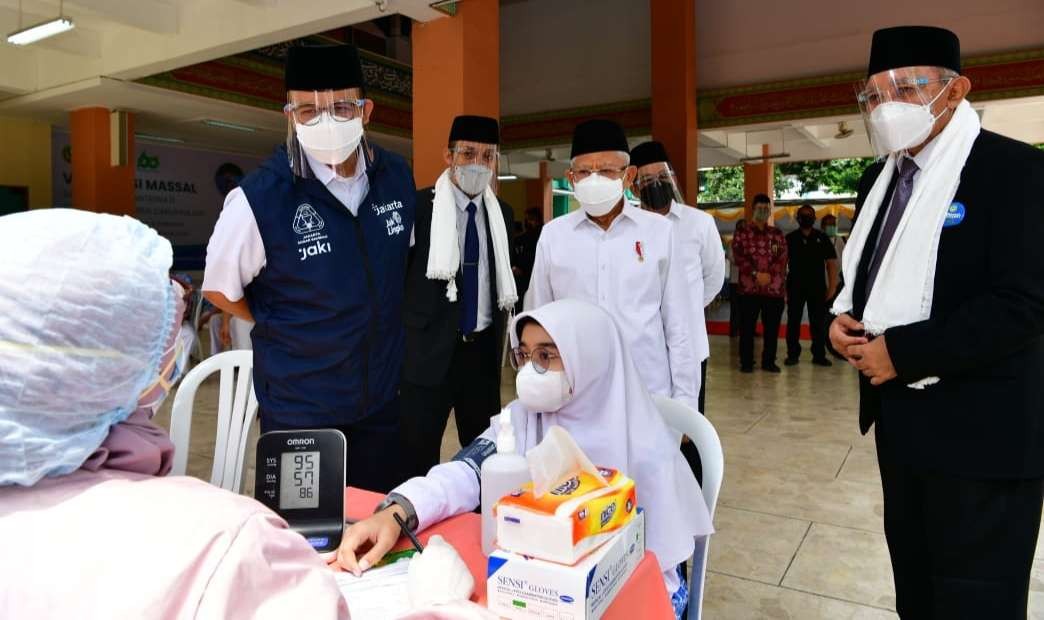 Wapres KH Ma'ruf Amin meninjau vaksinasi dan PTM di Pasantren Darunnajah, Jakarta. (Foto: Setwapres)