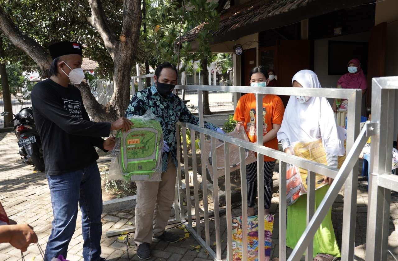 Dewan Pendidikan Kota Kediri membagikan sarana pendidikan untuk anak COvid-19 di Isoter. (Foto: Istimewa)