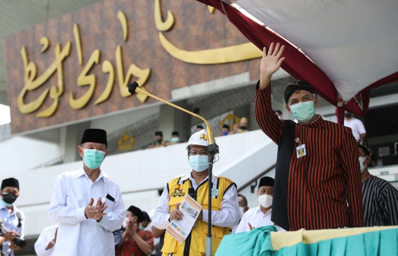 Gubernur Jawa Tengah Ganjar Pranowo menghadiri ground breaking renovasi dan penataan Masjid Baiturrahman Semarang, Kamis 2 September 2021. (Foto: Istimewa)