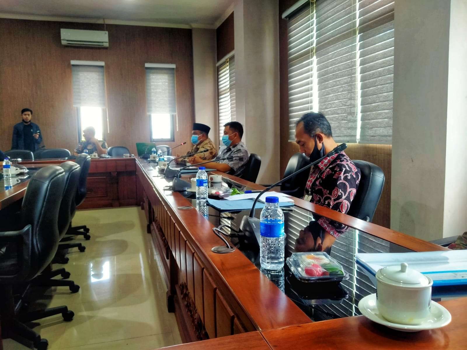 PLT Kepala BPBD Jember M Jamil saat memberi penjelasan kepada pansus DPRD Jember (Foto:Rusdi/ngopibareng.id)