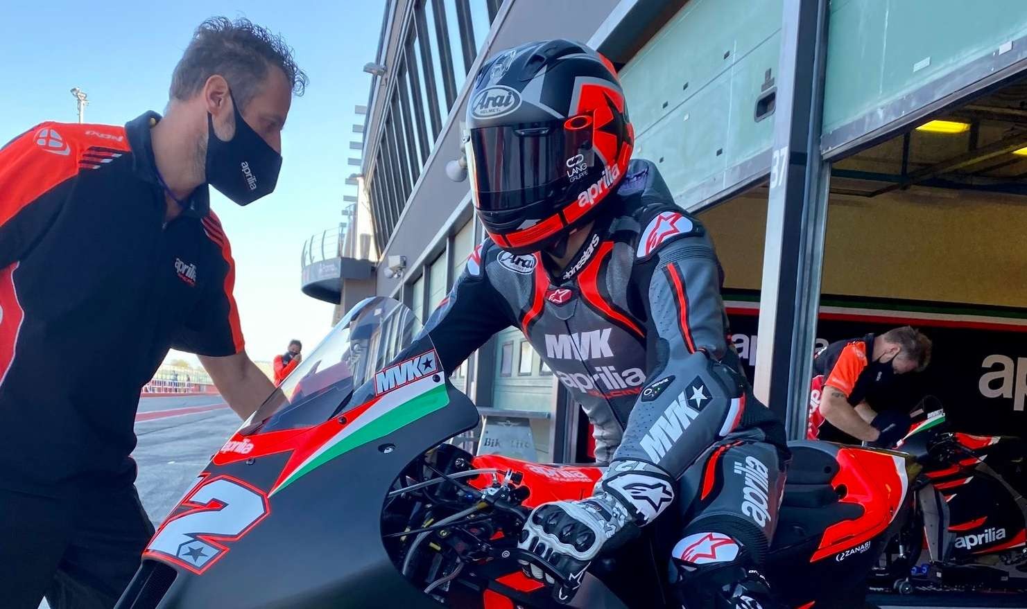 Maverick Vinales saat akan melakukan tes bersama Aprilia. (Foto: Twitter/@alpinestar)