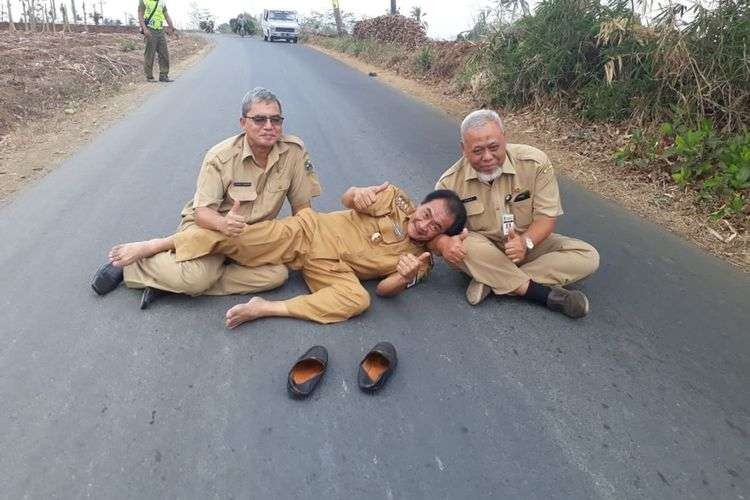 Bupati Banjarnegara, Budhi Sarwono tidura di atas aspal jalan yang mulus. (Foto: Instagram @kabupatenbanjarnegara)