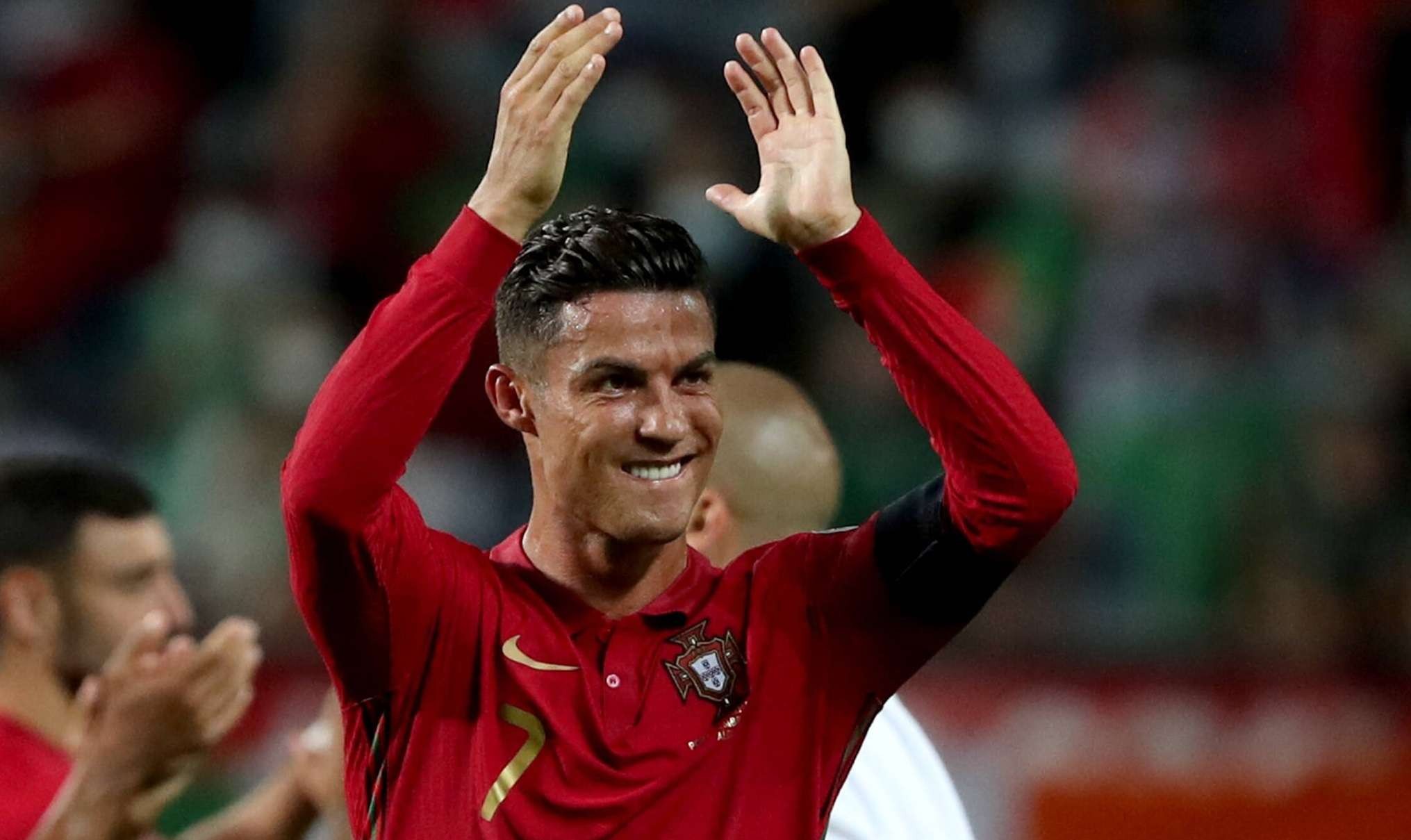 Cristiano Ronaldo memberikan pujian kepada legenda sepak bola Iran, Ali Daei. (Foto: Twitter/@FIFAWorldCup)