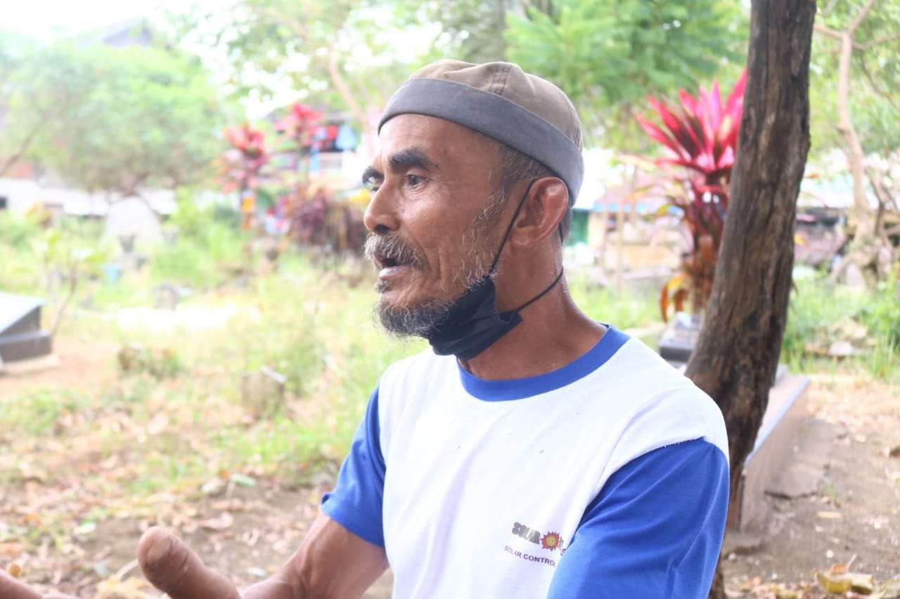 Penggali kubur pemakaman Covid-19, Taufan Putra saat ditemui di TPU RW 08 Plaosan Barat, Kota Malang (Foto: Lalu Theo/ngopibareng.id)