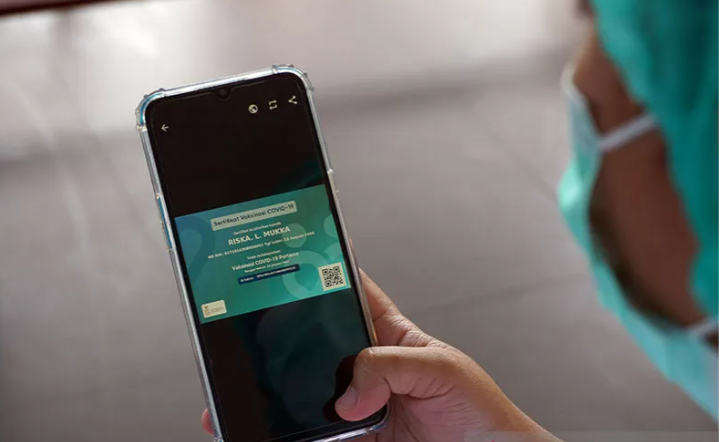 Ilustrasi - Seorang tenaga kesehatan menunjukan E-Sertifikat usai divaksin COVID-19 di Rumah Sakit Umum Daerah Sele Be Solu Kota Sorong, Papua Barat, Senin 18 Januari 2021.  (Antara/Olha Mulalinda)