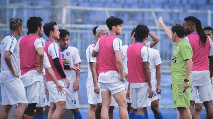 Pemain Arema FC saat menjalani sesi latihan. (Foto: Instagram @aremafcofficial)