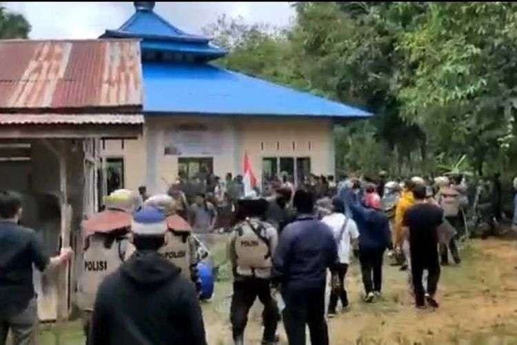 Sejumlah massa menggeruduk jemaah Ahmadiyah di Desa Balai Harapan, Kecamatan Tempunak, Kabupaten Sintang, Kalimantan Barat (Kalbar), Jumat 3 September 2021 siang. (Foto: Istimewa)