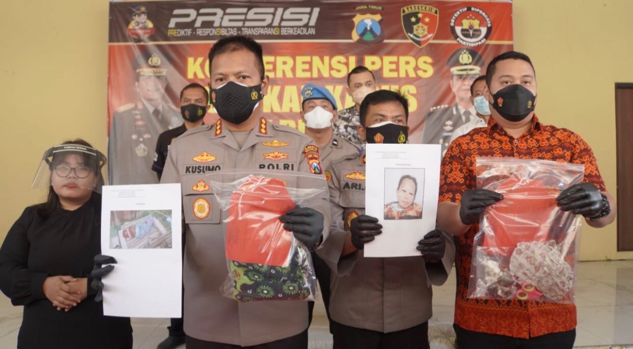 Polisi usai mengamankan pelaku pembuanb bayi di Balongbendo, Sidoarjo (Foto: dok. Humas Polresta Sidoarjo)