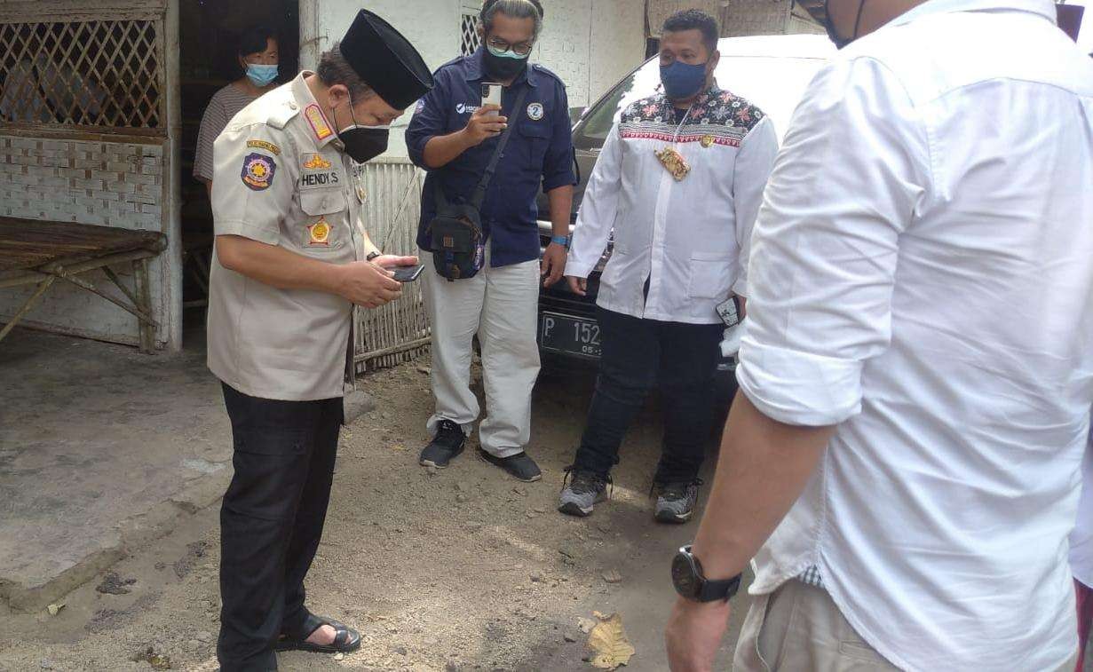 Bupati Jember Hendy Siswanto saat mengecek proyek pengaspalan di Gumukmas (Foto: Istimewa)