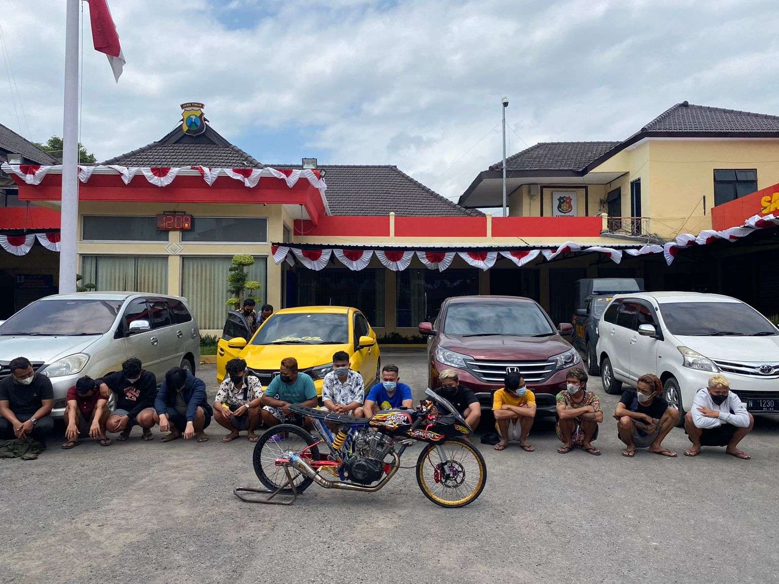 Lima kendaraan roda empat dan satu roda dua serta belasan warga saat diamankan ke Polres Jember (Foto: Istmewa)