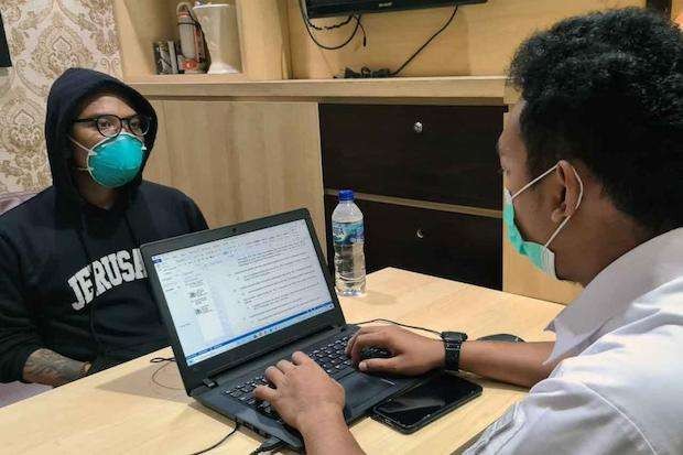 Komika Coki Perdede saat proses penyidikan di kantor polisi. (Foto: Istimewa)