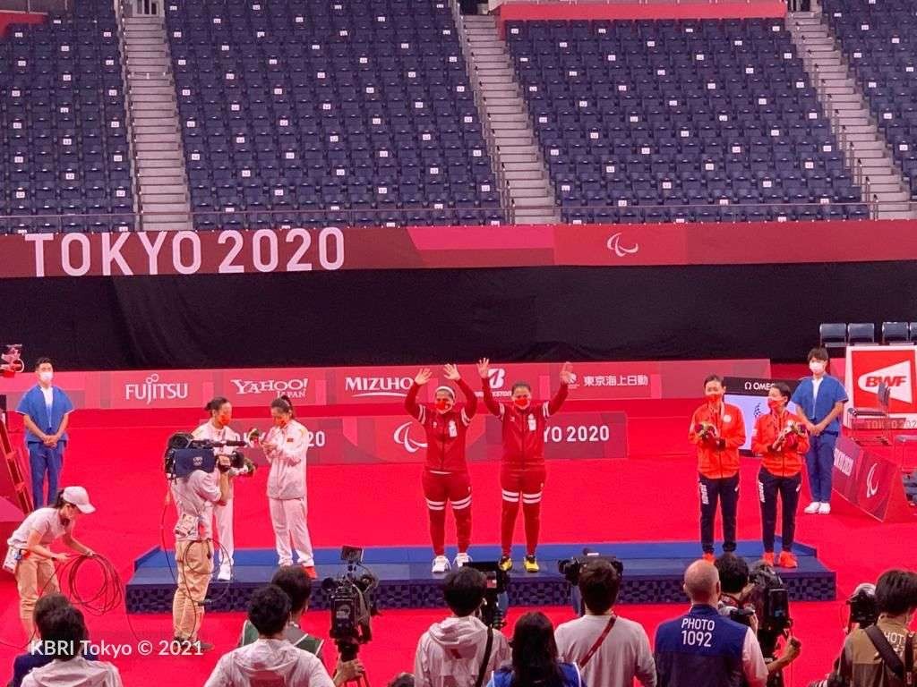 Pasangan Leani Ratri Oktila/Khalimatus Sadiyah naik ke podium usai raih medali emas. (Foto: Istimewa)