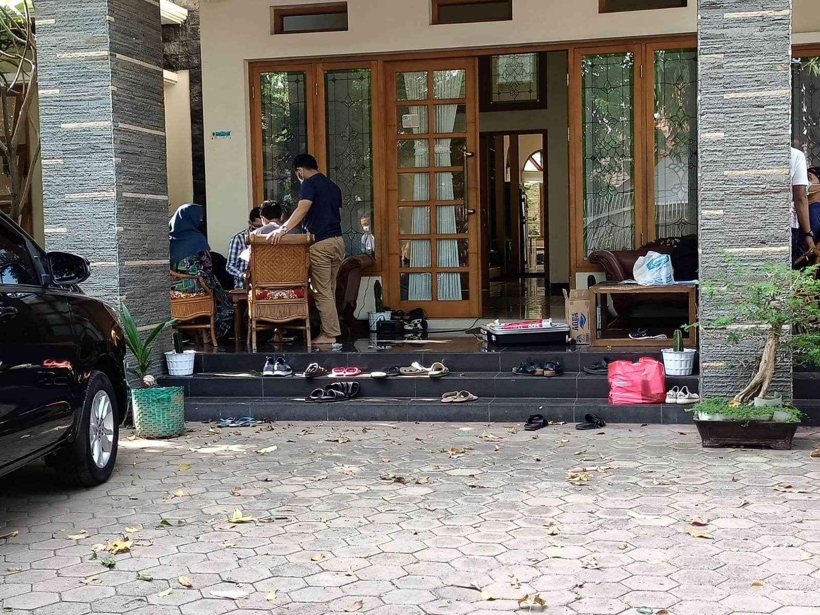 Penyidik KPK saat menggerebek rumah Zulmi dan Dini, keduanya anak Hasan Aminuddin. (Foto: Ikhsan Mahmudi/Ngopibareng)