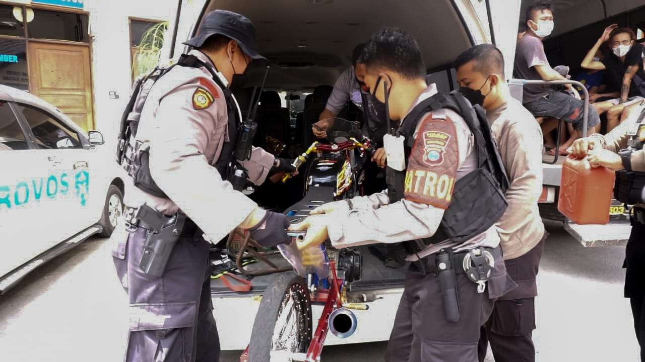 Polres Jember menurunkan motor balap hasil razia di Puger. (Foto: Istimewa)