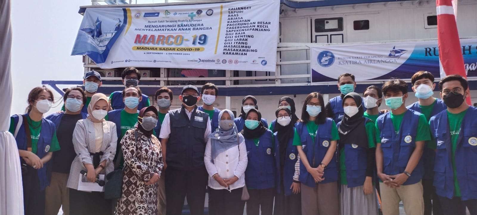 Rektor Unair, Prof Mohammad Nasih saat melepas keberangkatan RSTKA dalam misi percepatan vaksinasi di wilayah kepualauan di Madura. (Foto: Istimewa)