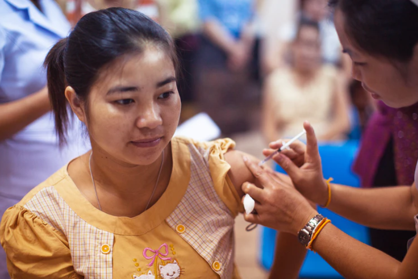 Anggota Kadin Surabaya bersama Pemkot menyediakan 10.000 dosis vaksin gratis es krim di Jatim Expo Surabaya. (Foto: ilustrasi/unsplash)