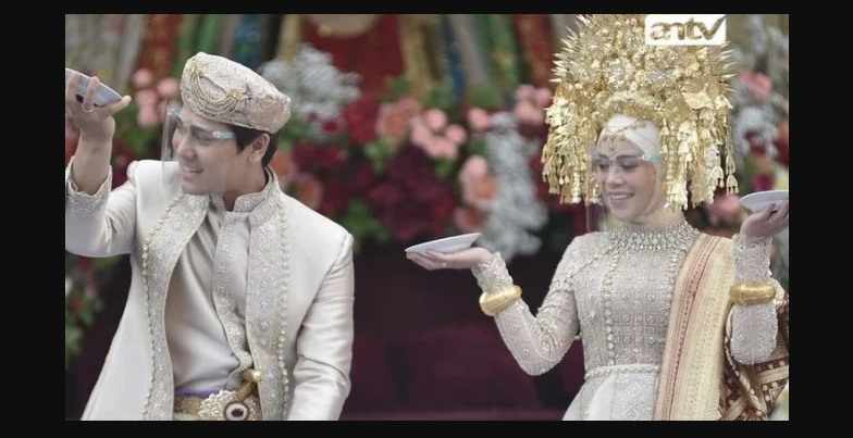 Pasangan Lesti dan Rizky Billar memperlihatkan kemampuannya tari piring di acara ngunduh mantu dengan adat Padang, Minggu 5 September 2021. Acara ini tayang dari pagi hingga sore hari. (Foto: Tangkapan layar)