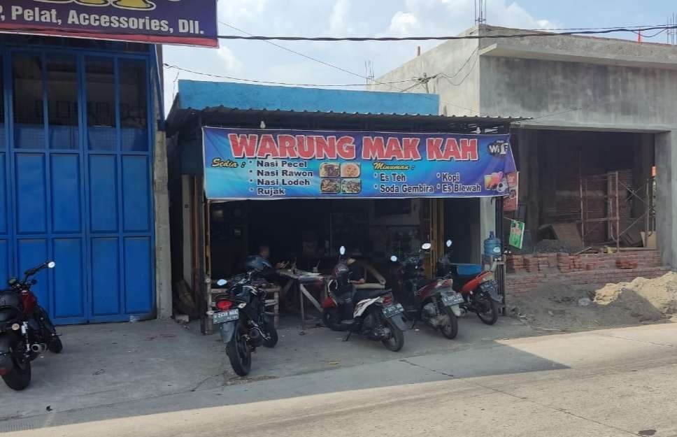 Warung nasi milik Ibunda Khalimatus Sadiyah, di Jalan Raya Trawas Desa Banjartanggul, Kecamatan Pungging, Mojokerto(Foto: Deni Lukmantara/Ngopibareng)