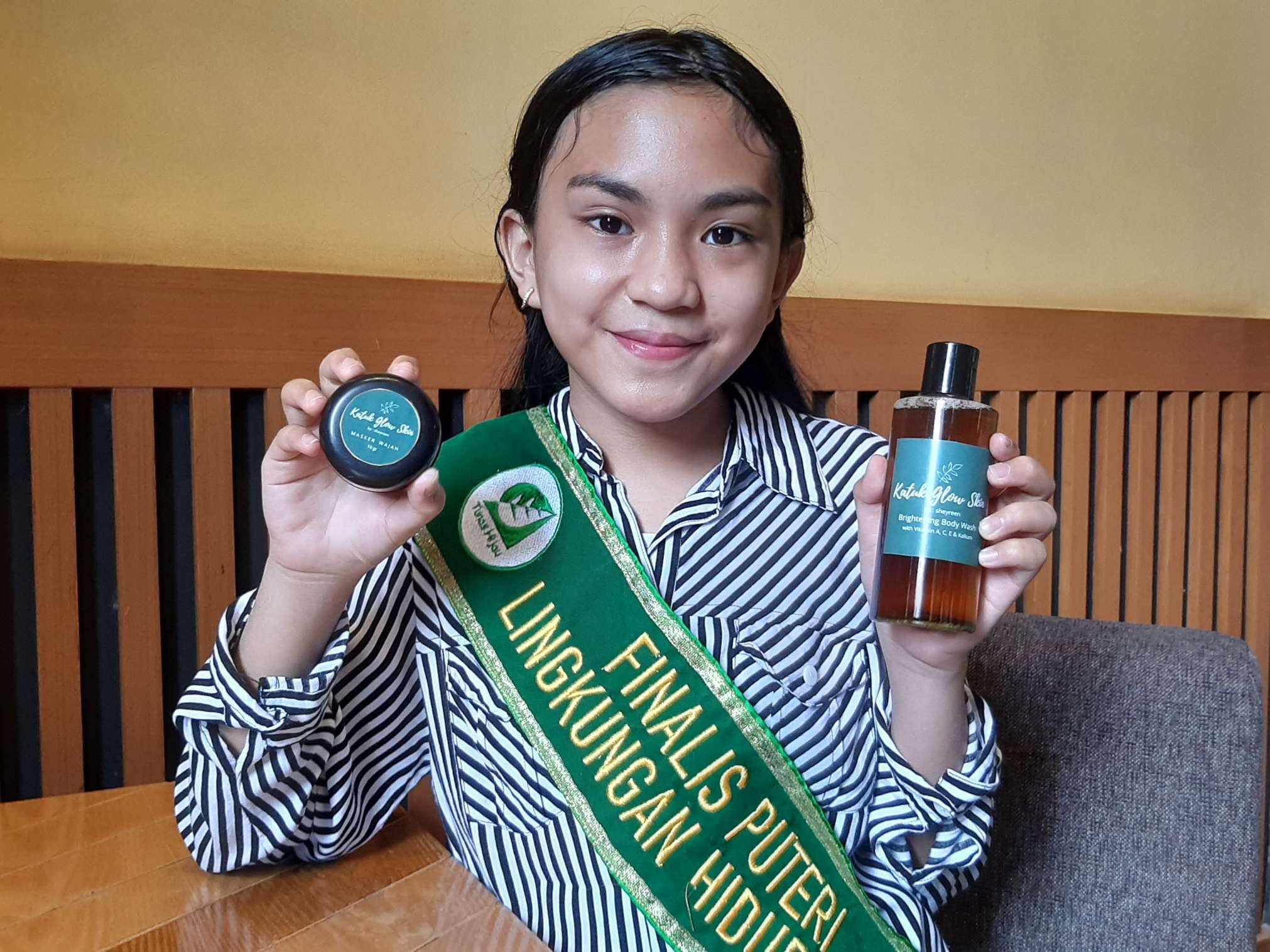 Sheyreen Callista Navilla, siswi SMPN 1 Surabaya yang berhasil membuat olahan skincare dari daun katuk. (Foto: Pita Sari/Ngopibareng.id)