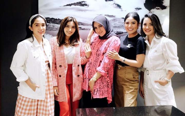 Foto kenangan keakraban Olla Ramlan (tengah), Nindy Ayunda, dan Ririn Ekawati sebelum beredar luas rekaman gosip yang membuat sahabat ini renggang. (Foto: Instagram)