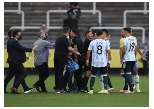 Tim otoritas kesehatan Brasil (AVINSA) dan polisi mengeluarkan empat pemain tim Tango dari lapangan. Mereka adalah Emi Buendia, Cristian Romero, Gio Lo Celso dan Emi Martinez. Diduga mereka melanggar karantina atau protokol kesehatan Covid-19. (Foto: Goal International)