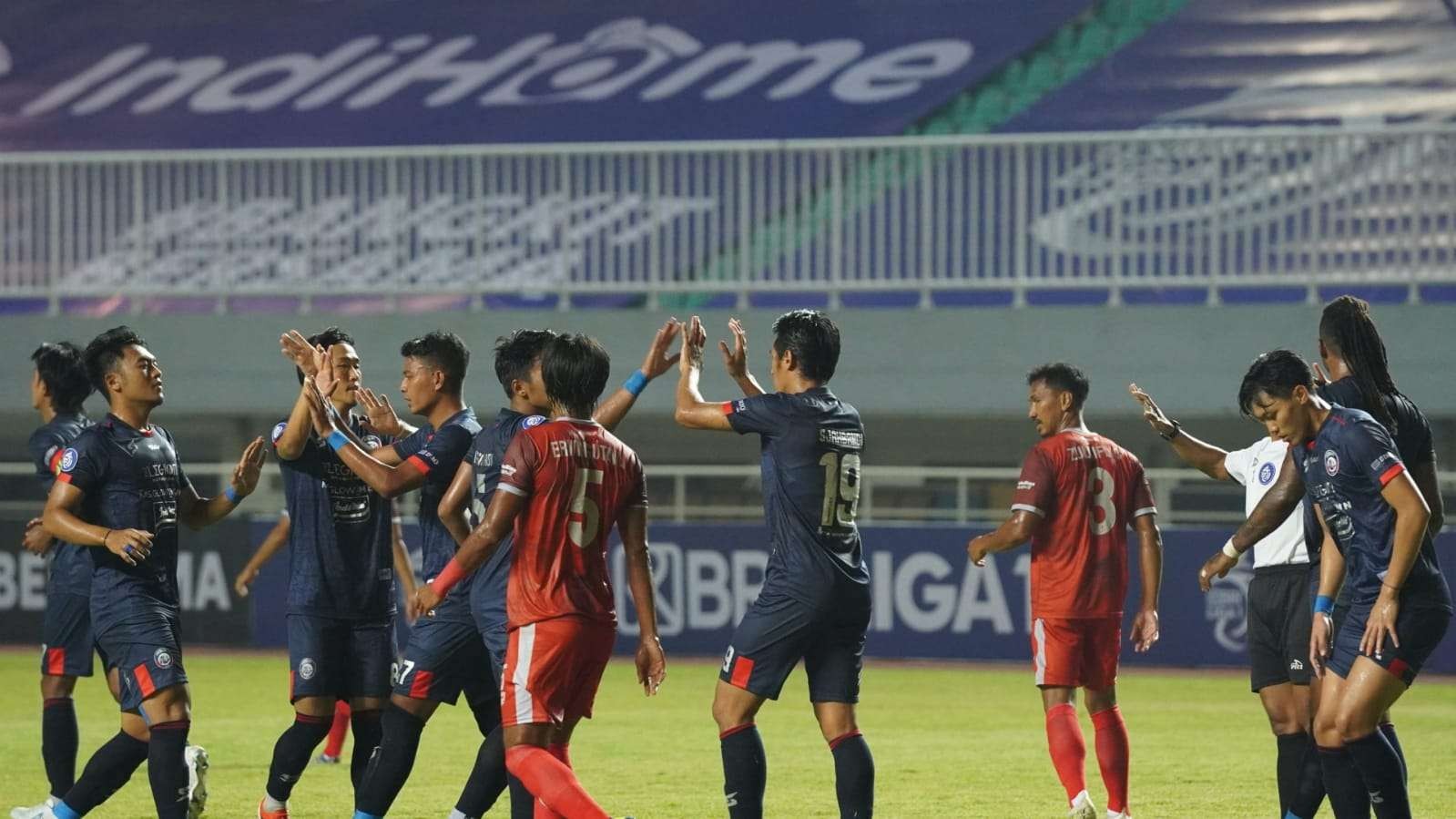 Pemain Arema FC dan PSM Makassar ketika laga  Liga 1 di Stadion Pakansari, Bogor, Jawa Barat usai (Foto: Media Officer Arema FC)