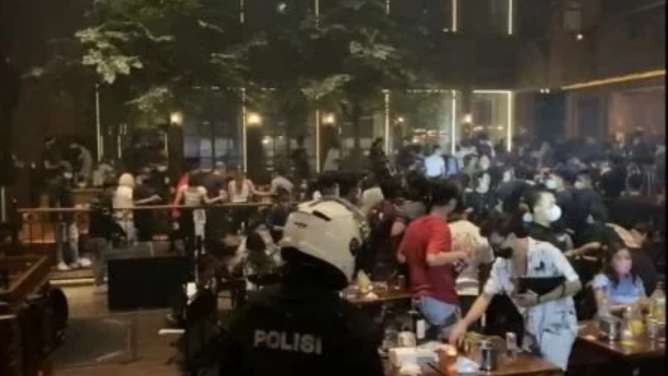 Kerumunan anak muda kena razia protokol kesehatan (prokes) di bar & resto di Jakarta. (Foto: Istimewa)