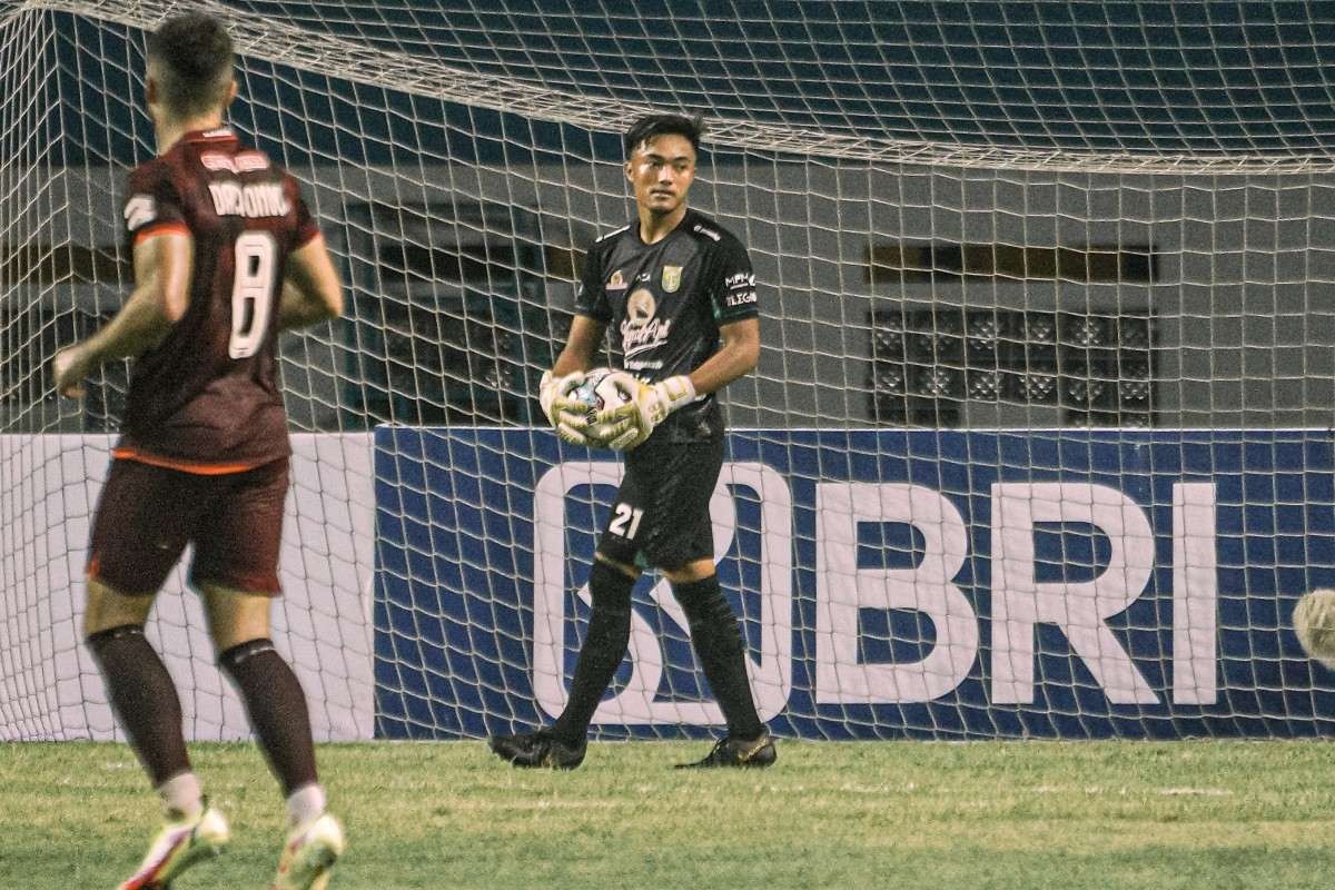 Kiper muda Persebaya, Ernando Ari. (Foto: Persebaya.id)