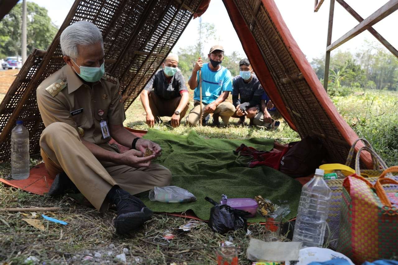 Ganjar Pranowo lesehan di gubuk petani tembakau yang tengah menjemur hasil panennya, Senin 6 Sptember 2021. (Foto: Istimewa)