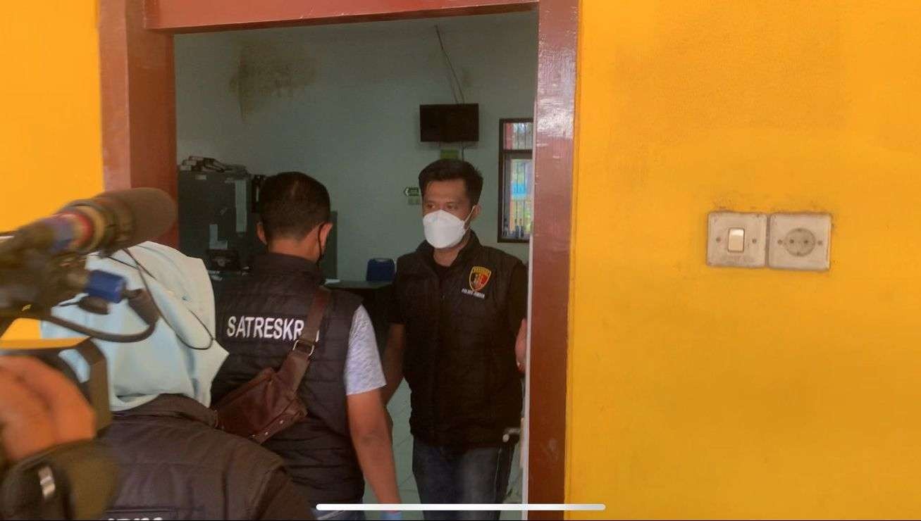 Polisi saat melakukan penggeledahan di Kantor BPBD Jember, 01 September 2021 (Foto: Istimewa)