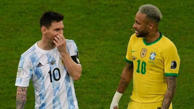 Lionel Messi saat berbincang-bincang dengan Neymar sebelum duel berlangsung. (Foto: Twitter/@FIFAWorldCup)