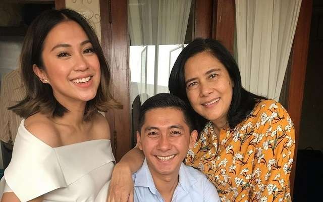 Artis senior Lydia Kandou bersama putranya, Kenang Kanna Mirdad dan Tyna Kanna. (Foto: Istimewa)