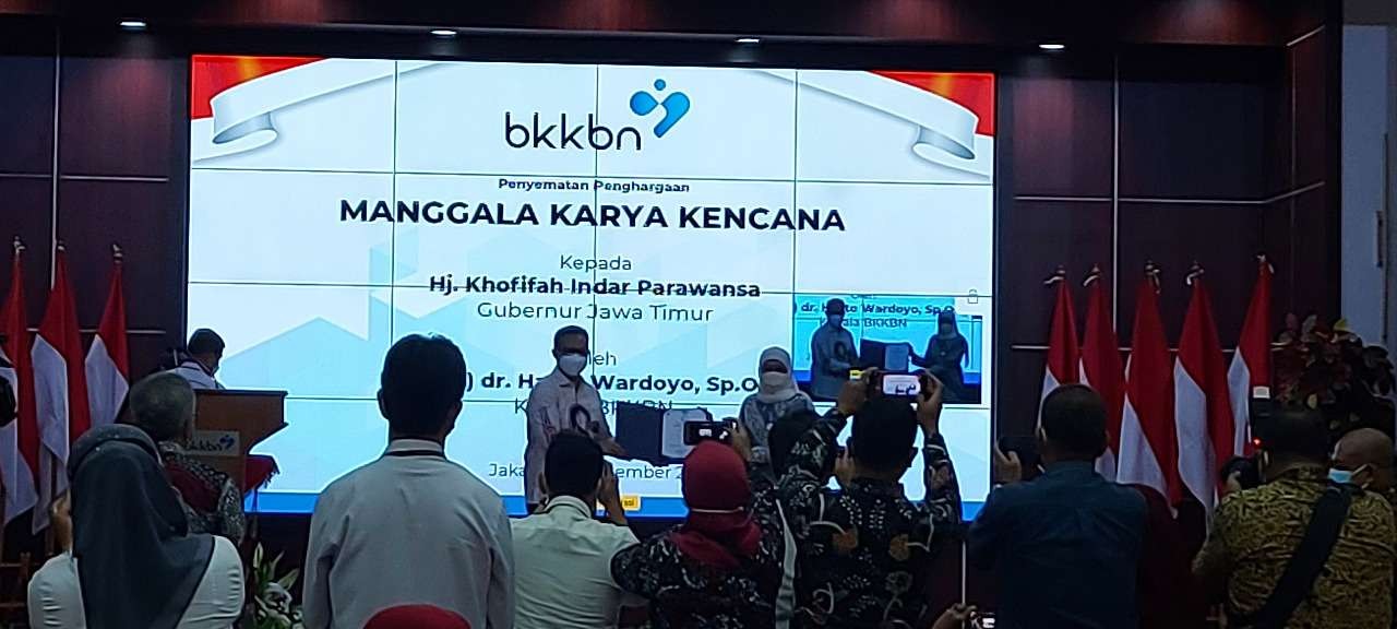 Penyematan dan penyerahan Penghargaan Manggala Karya Kencana (MKK) Tahun 2021 dilakukan Kepala Badan Kependudukan dan Keluarga Berencana Nasional (BKKBN) Hasto Wardoyo. (Foto: Istimewa)