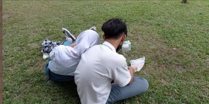 Sepasang siswa sedang bermesraan di Alun-alun Kota Jember (Foto: Istimewa)