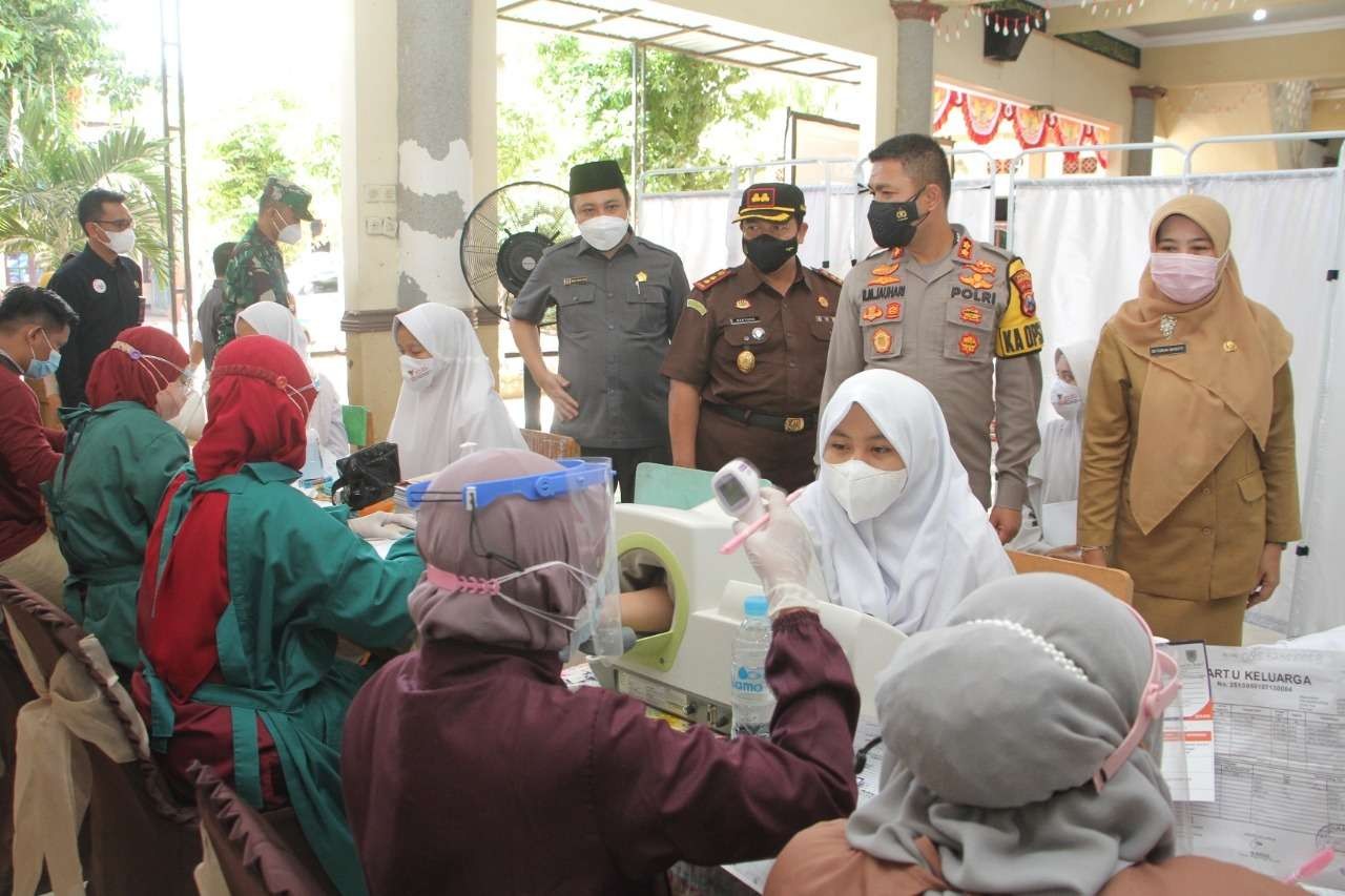 Para santri mengikuti vaksinasi di Pesantren Riyadlus Sholihin, Kota Probolinggo. (Foto: Ikhsan Mahmudi/Ngopibareng.id)