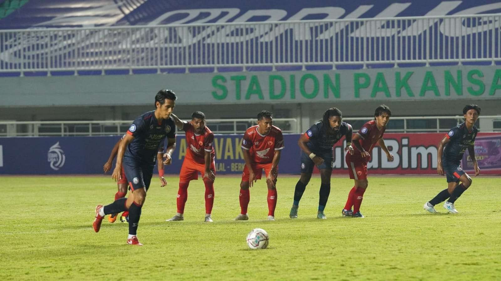 Pemain Arema FC, Hanif Sjahbandi saat mengeksekusi titik putih yang berbuah gol untuk timnya (Foto: Media Officer Arema FC)