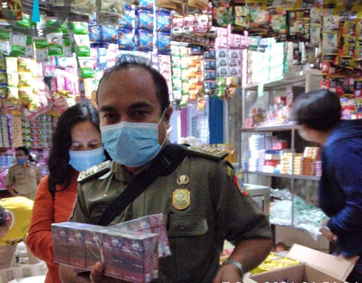 Petugas Satpol PP saat menyita rokok ilegal (Foto: Istimewa)