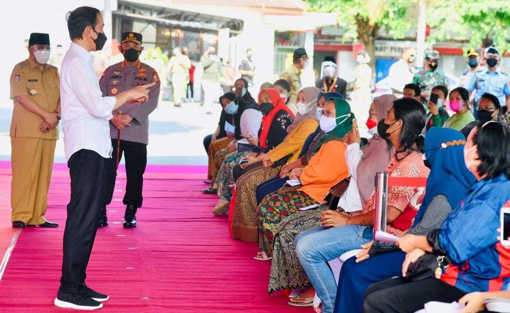 Presiden di tengah tengah masyarakat Kota Blitar yang mengikuti  vaksinasi( foto: Setpres)