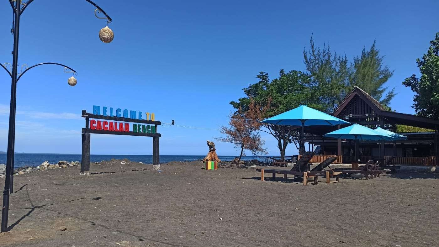 Pantai Cacalan, salah satu destinasi wisata alam yang ada di Banyuwangi. (Foto: Muh Hujaini/Ngopibareng.id)