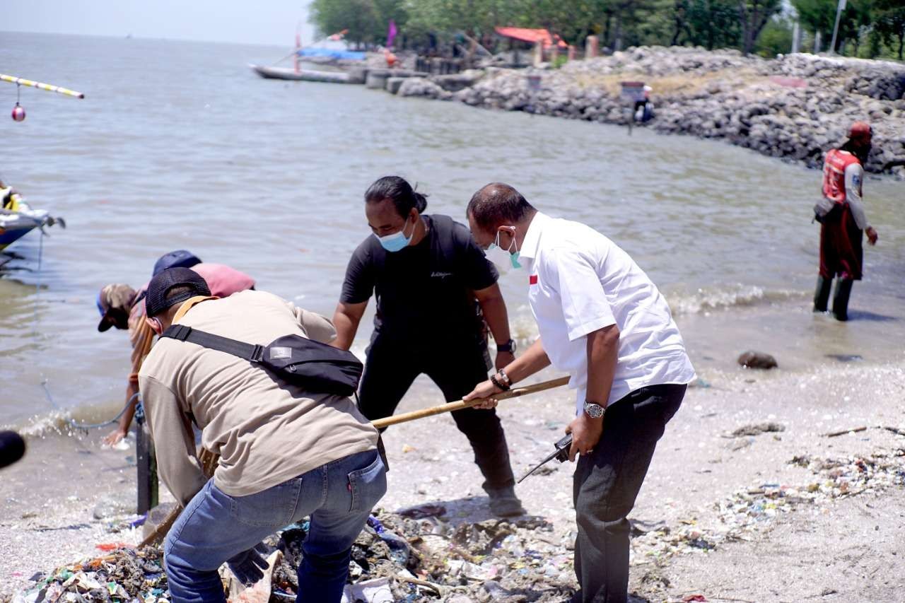 Wawali Armuji datangi Pantai Kenjeran untuk bersih-bersih. (Foto: Dok Wawali untuk Ngopibareng.id)