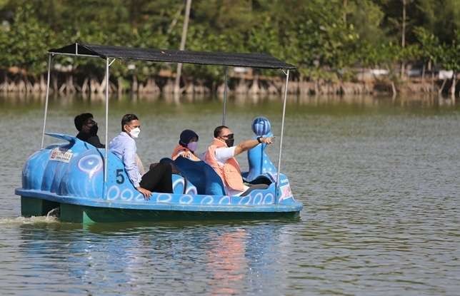 Walikota Surabaya menaiki sepeda air di Bozem Medokan Sawah Timur. (Foto: Humas)