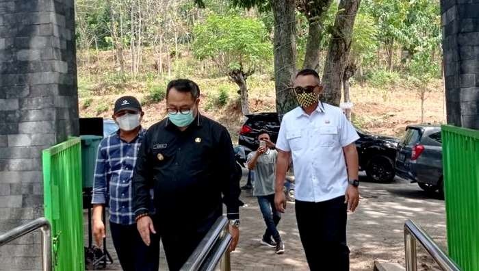 Wakil Bupati Bondowoso Irwan Bachtiar Rahmat didampingi Kepala Disparpora Mulyadi (kiri) dan Kepala DLHP Agus Aris mengunjungi kawasan objek wisata pemandangan alam Arak-Arak Wringin. (Foto: Guido/Ngopibareng.id)