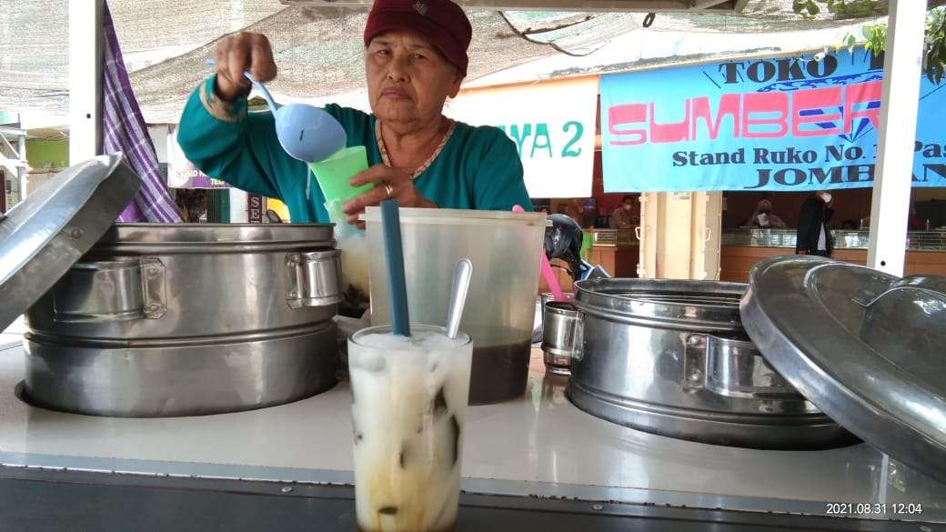 Sumiasih (60), lansia penjual es cincau asal Desa Bawangan, Kecamatan Ploso, Kabupaten Jombang. (Foto: Istimewa)