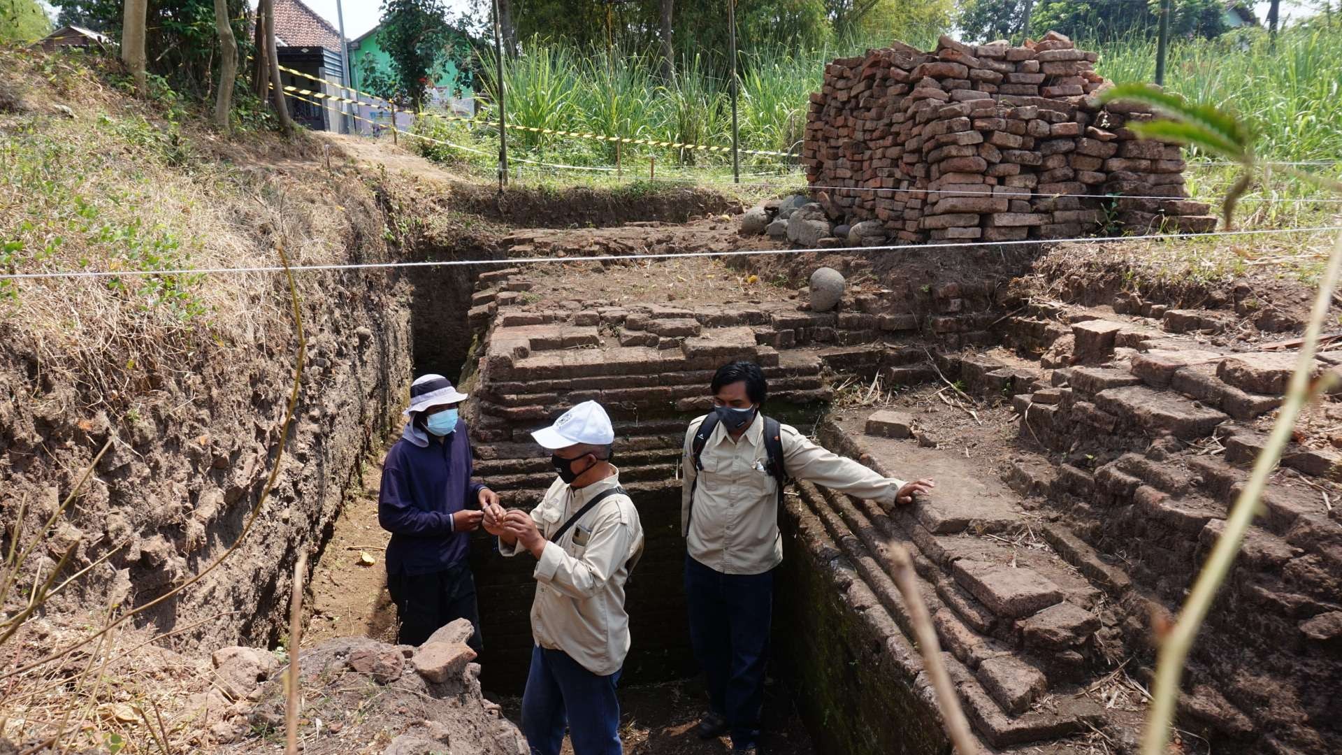 Pakar geologi ITS saat meninjau situs Kumitir. (Foto: Deni Lukmantara/Ngopibareng.id)