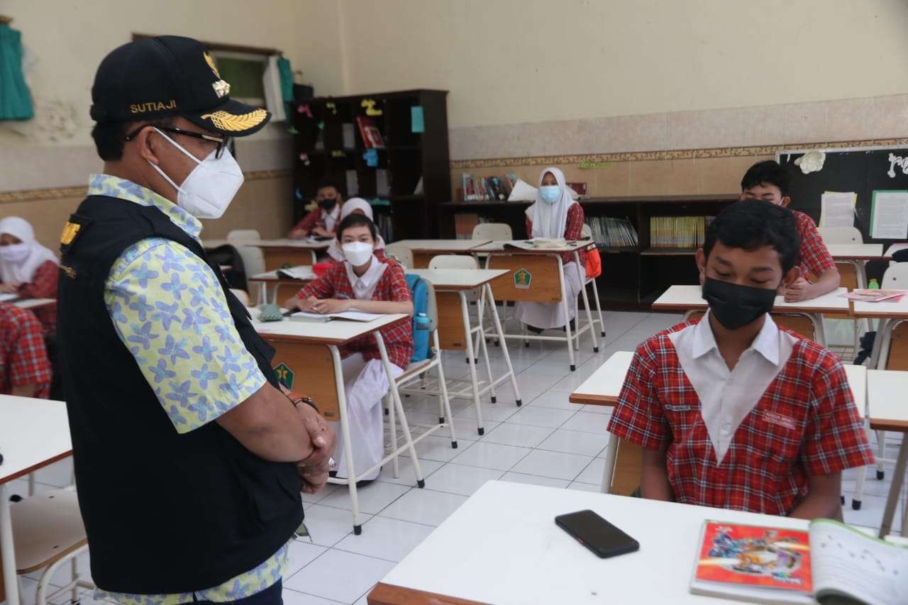 Walikota Malang, Sutiaji saat melihat PTM terbatas di SMPN 5 Malang (Foto: istimewa)