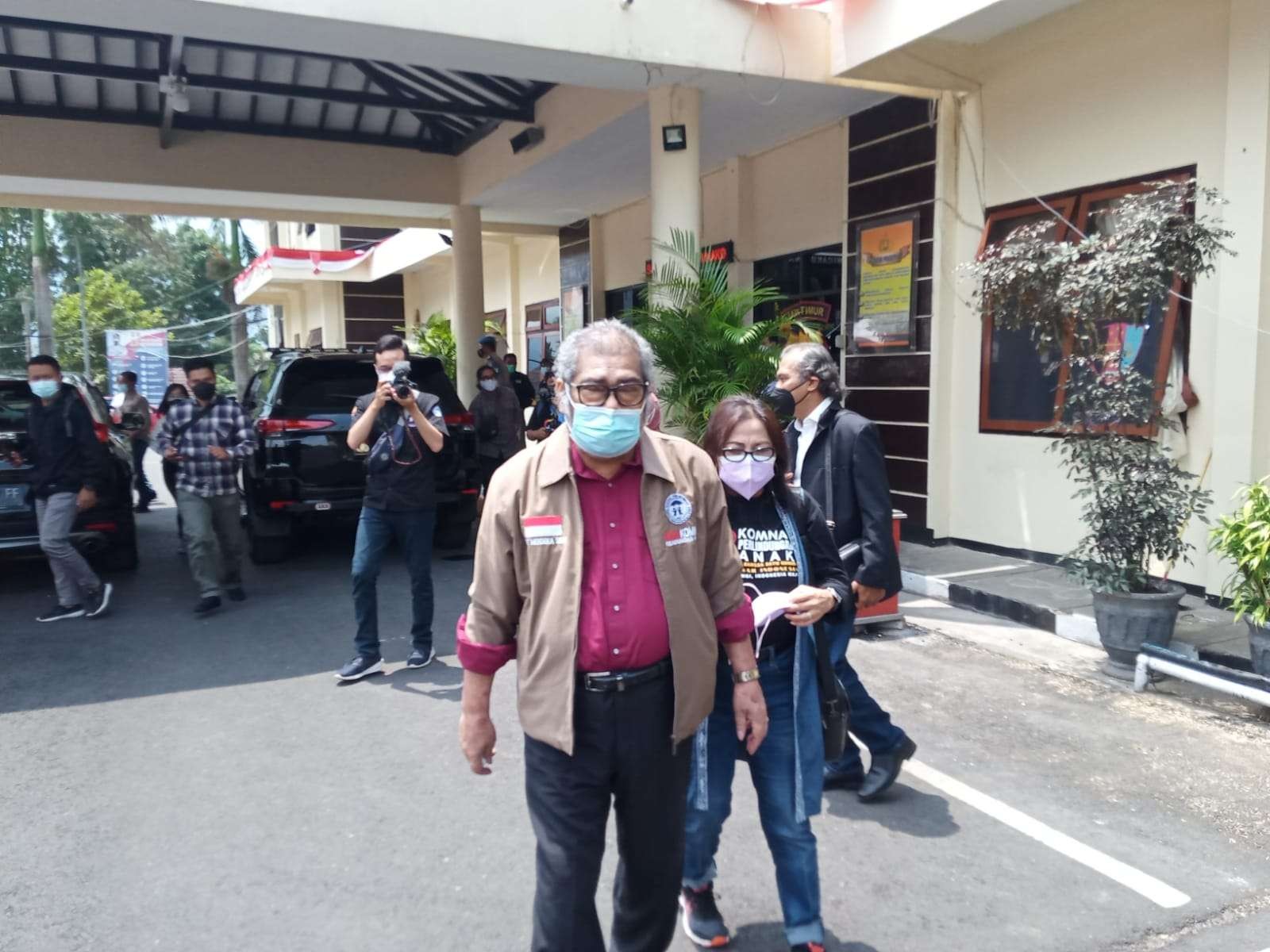 Ketua KPAI, Arist Merdeka Sirait usai mendatangi Mapolres Batu (Foto: Lalu Theo/Ngopibareng.id)