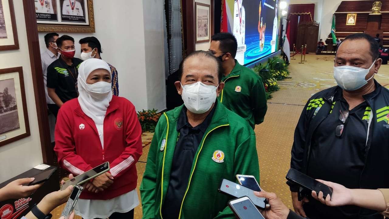 Ketua KONI Jatim, Erlangga Satriagung (tengah) saat memberi keterangan terkait persiapan kontingen Jatim menghadapi PON di Gedung Negara Grahadi, Surabaya, Kamis 9 September 2021. (Foto: Fariz Yarbo/Ngopibareng.id)