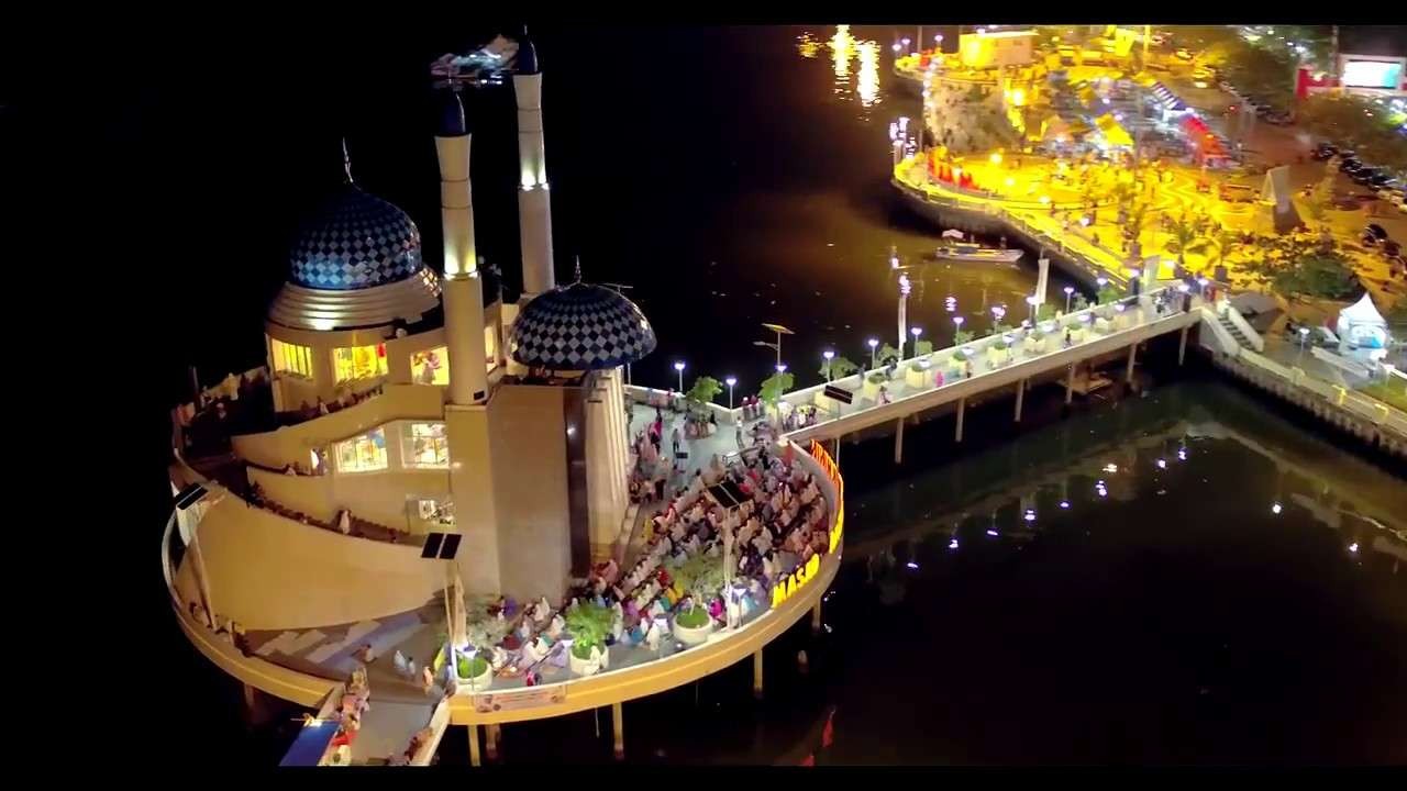 Masjid yang indah, mengapung di tepi Pantai Losari Makassar, Sulawesi Selatan. (Foto: travellers)